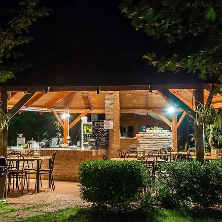 拉玛迪瓦莱罗莎农场度假酒店 *